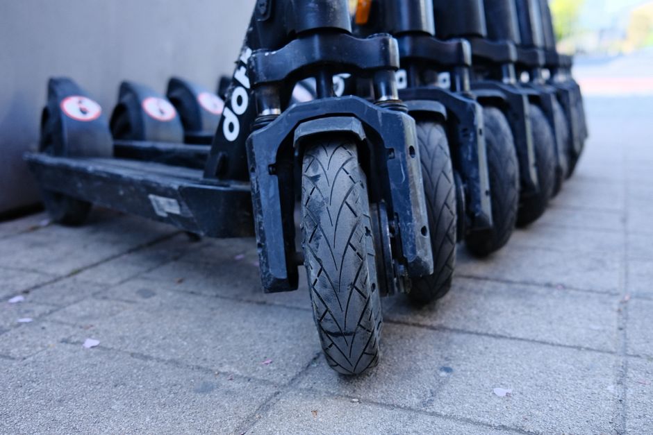 Een overzicht van verschillende tweedehands scootmobielen met 4 wielen, ideaal voor stabiliteit en comfort.