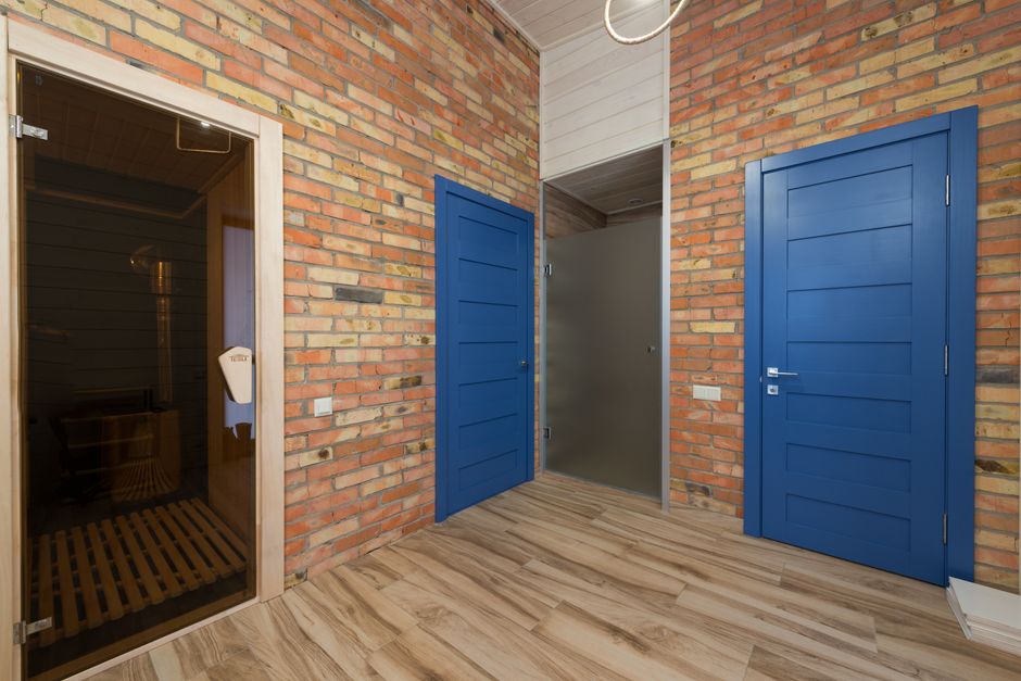 Professioneel gespoten binnendeur in een modern interieur, met aandacht voor detail en afwerking.