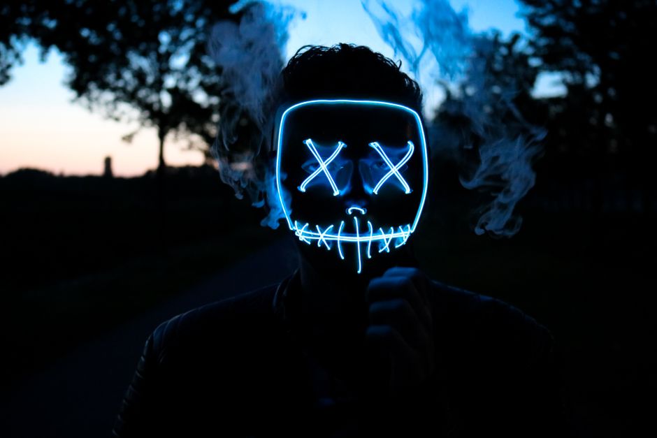 Vergelijking van Maxi Meilleur en StylPro LED gezichtsmaskers voor huidverzorging.