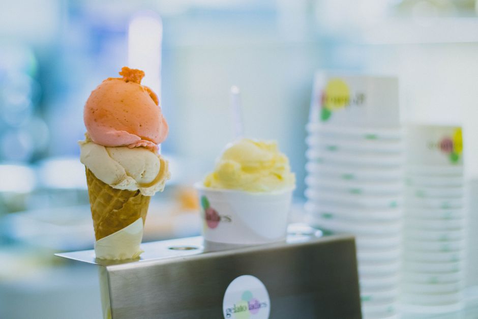 Moderne professionele ijsvitrines in een trendy horeca omgeving voor optimale ijspresentatie.