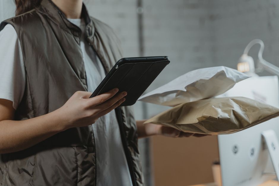Een ondernemer die succesvol overstapt van Magento naar Shopify met een laptop in een moderne kantooromgeving.